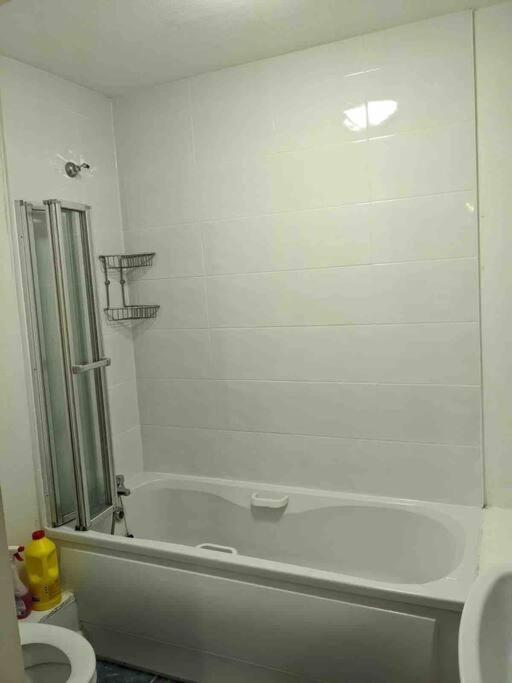 Beautiful 2 Bed Apt In Grand Canal Dublin Bagian luar foto